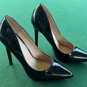 Liliana black patent heels size 6